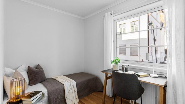 Soverom 2 med oppvarming via radiatorer tilkoblet fjernvarme