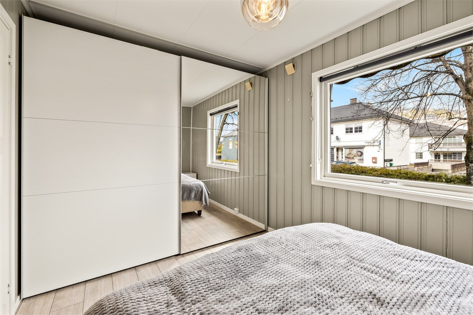 En romslig skyvedørsgarderobe med speilfronter gir rikelig med oppbevaringsplass.