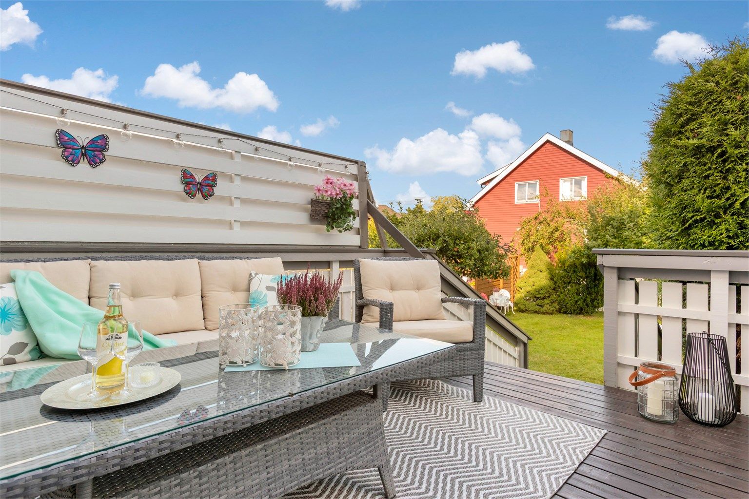 Fra terrassen er det trapp ned til stor gressplen.
