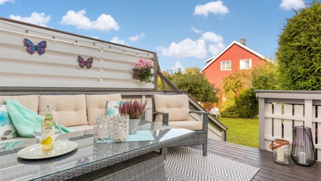 Fra terrassen er det trapp ned til stor gressplen.