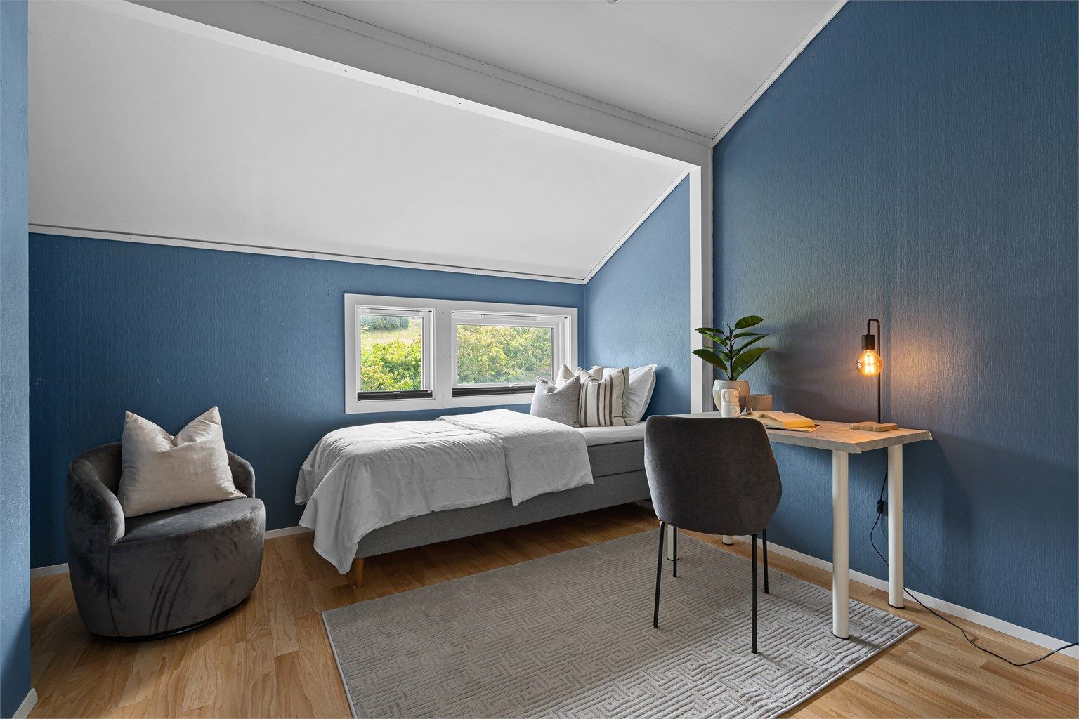 
Soverom II laminat på gulv, malte vegger. Plass til seng, nattbord og skrivepult om ønskelig. 
( 10,9 kvm)