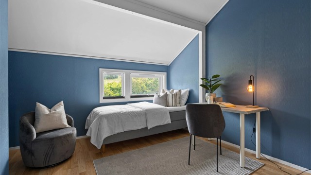 Soverom II laminat på gulv, malte vegger. Plass til seng, nattbord og skrivepult om ønskelig.
( 10,9 kvm)