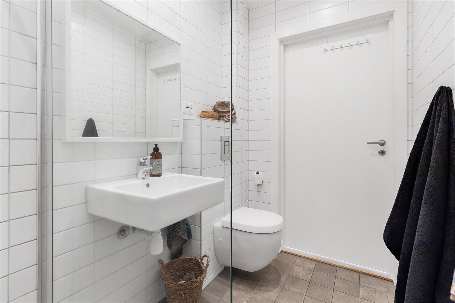 Dusjarmatur tilkoblet hånddusj og regndusj. Vegghengt toalett. Mekanisk avtrekksventil på vegg.