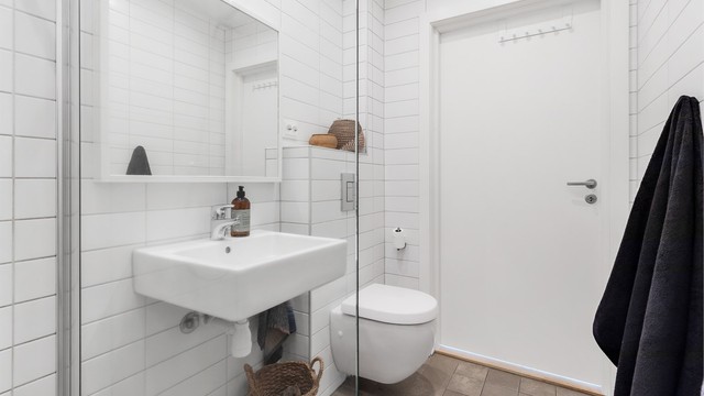 Dusjarmatur tilkoblet hånddusj og regndusj. Vegghengt toalett. Mekanisk avtrekksventil på vegg.