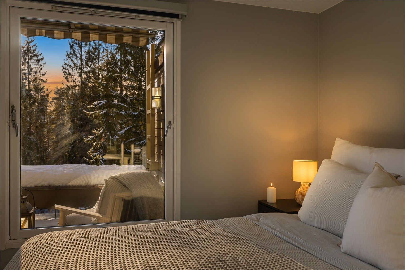 Vinduet gir godt med lys og en fin kontakt med naturen utenfor.