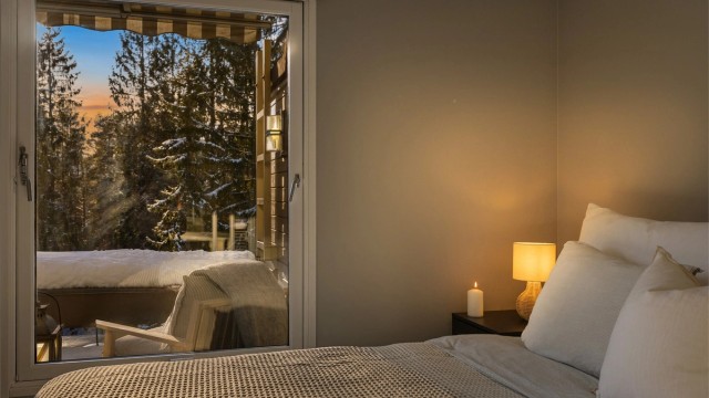 Vinduet gir godt med lys og en fin kontakt med naturen utenfor.