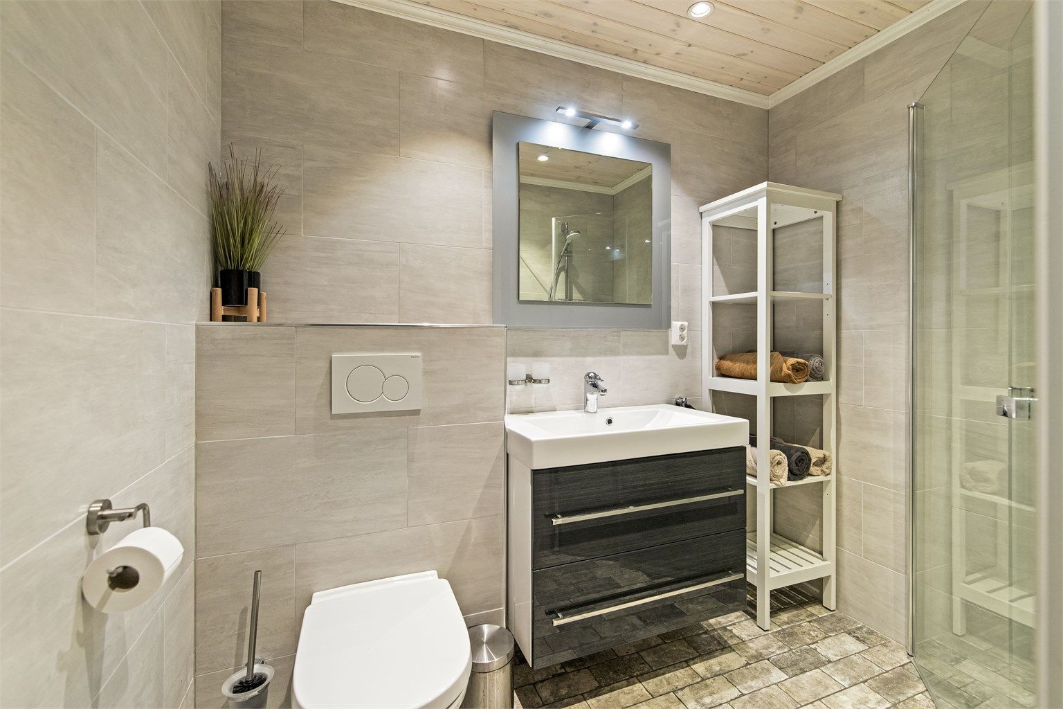 Bad 2 er også tidløst og moderne innredet