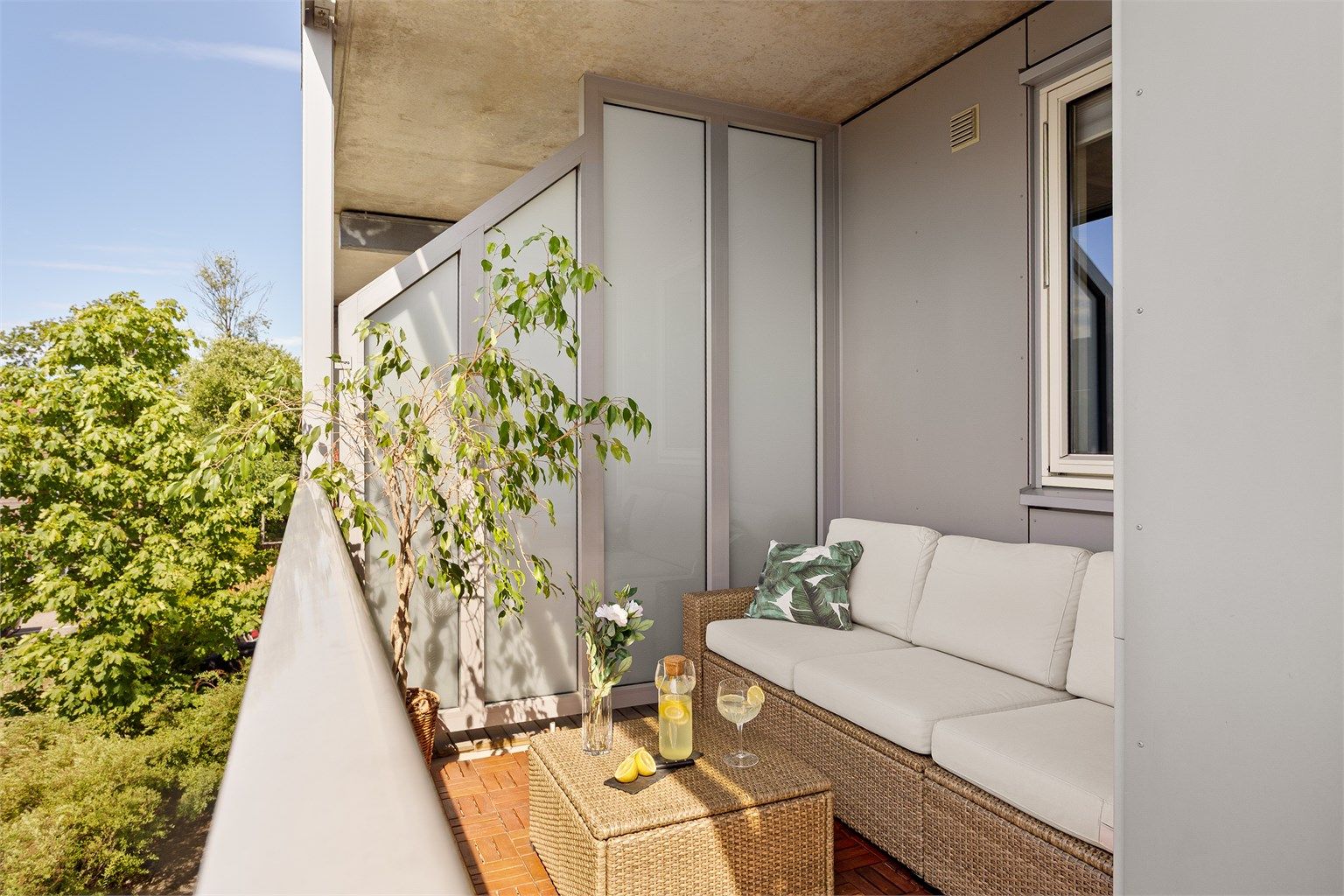 Leiligheten har en usjenert og vestvendt balkong på 9 m², med gode solforhold utover kvelden.