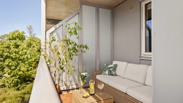 Leiligheten har en usjenert og vestvendt balkong på 9 m², med gode solforhold utover kvelden.