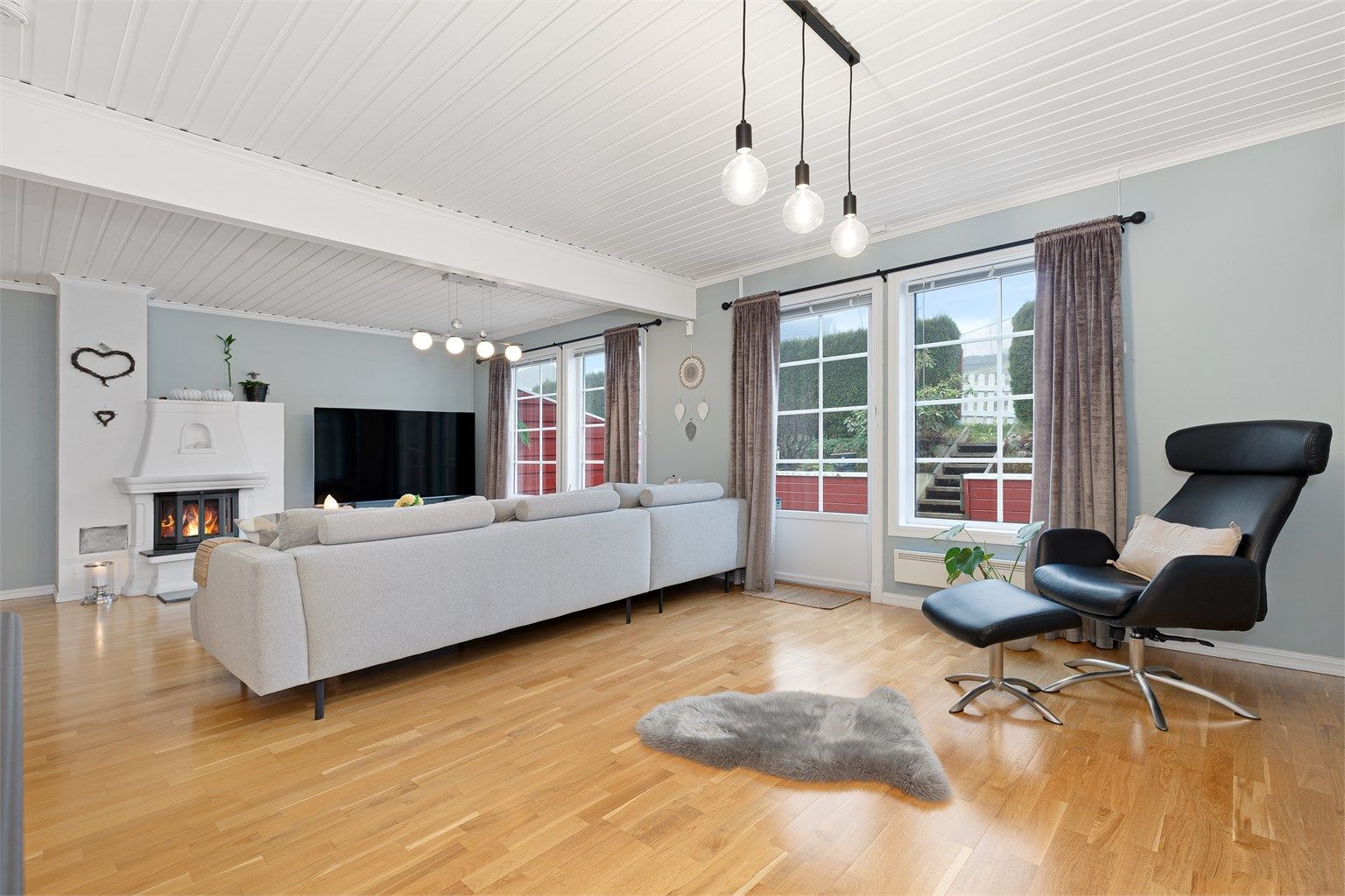 Lys og romslig stue med utgang til solrik uteplass