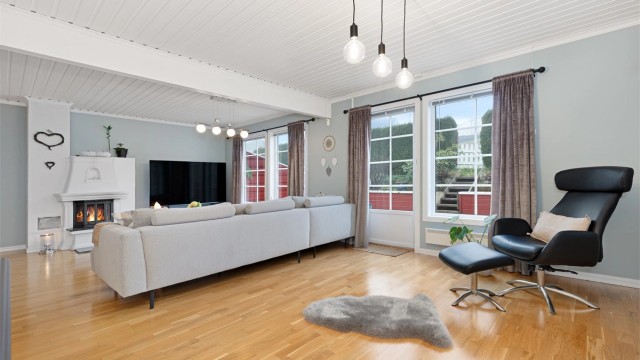 Lys og romslig stue med utgang til solrik uteplass