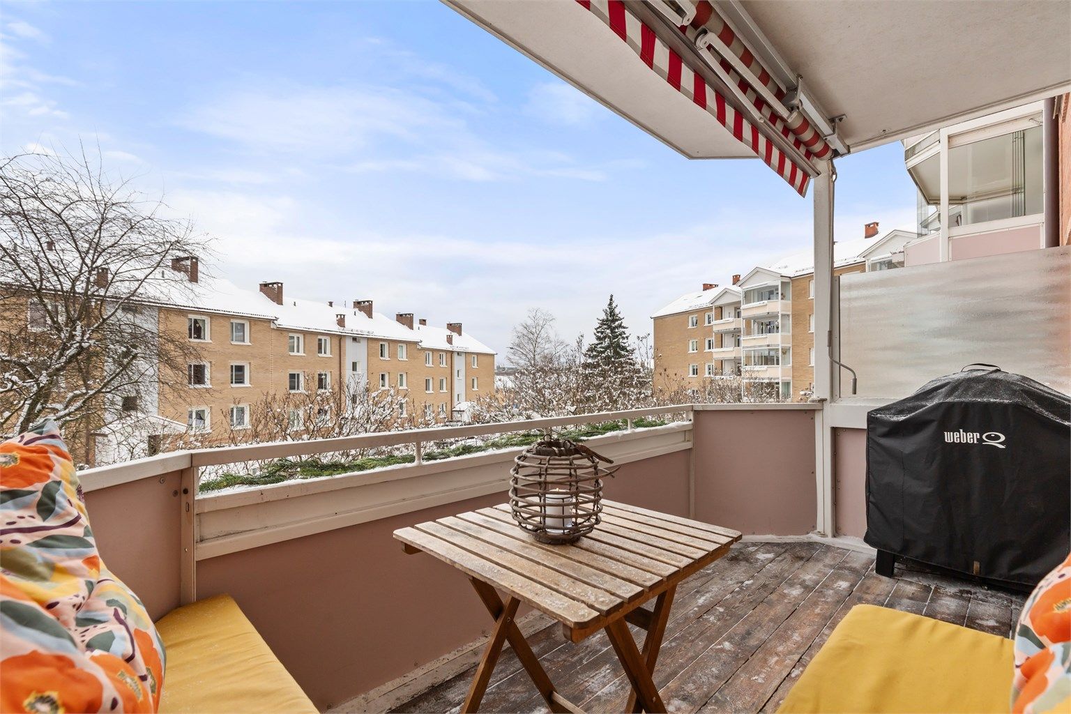 En gjennomført og lekker 3-roms med en god planløsning, moderne detaljer og en herlig balkong på 7 kvm. Foto: Alejandro Villanueva.