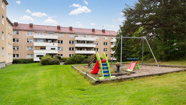 Borettslagets lekeplass er utstyrt med husker, sklie og sittebenker.