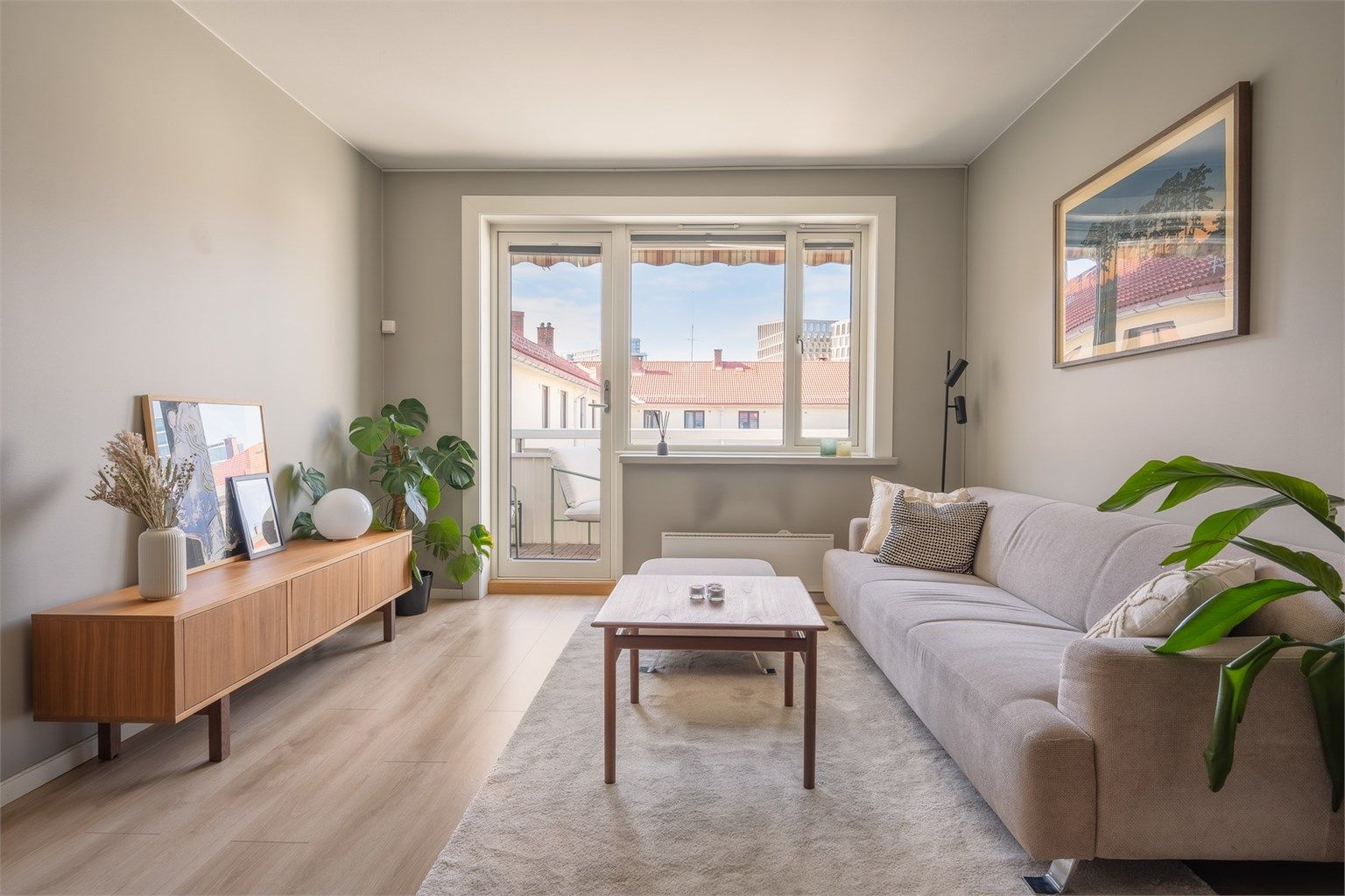 Her bor du i et rolig og veldrevet borettslag med hyggelige naboer og grønne fellesområder som omkranser boligen.