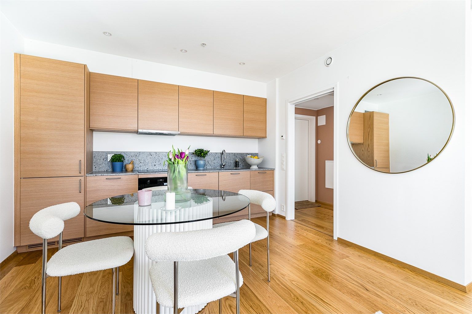 Rebækkas gate 4 formidles av Krogsveen.
Byggeåret 2022 er ensbetydende med moderne teknisk standard. Alle rom har vannbåren gulvvarme og innfelte spotter.