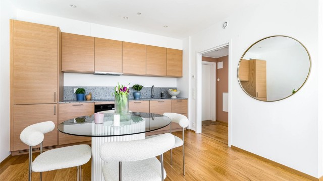 Rebækkas gate 4 formidles av Krogsveen.
Byggeåret 2022 er ensbetydende med moderne teknisk standard. Alle rom har vannbåren gulvvarme og innfelte spotter.