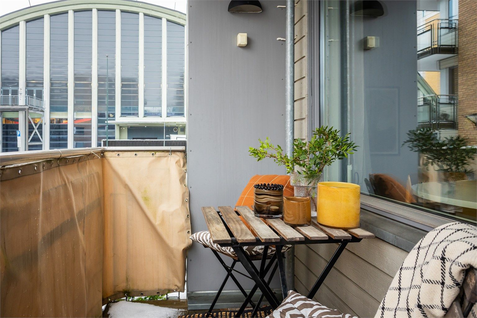 Dette er en lys og spennende 2-roms hjørneleilighet med sentral og attraktiv beliggenhet på Bjølsen.