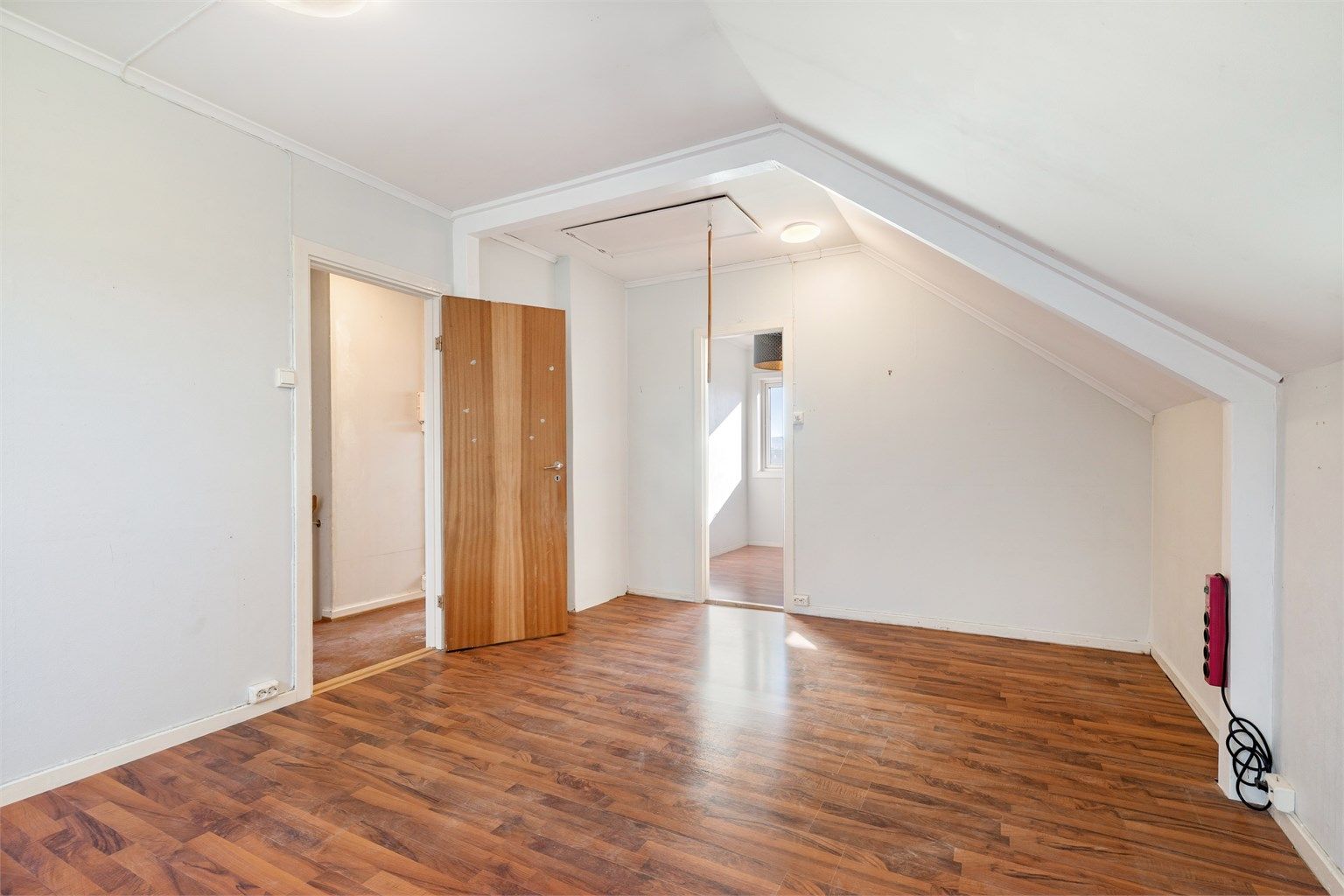 Fra rommet er det adkomst til uinnredet kaldtloft via takluke.