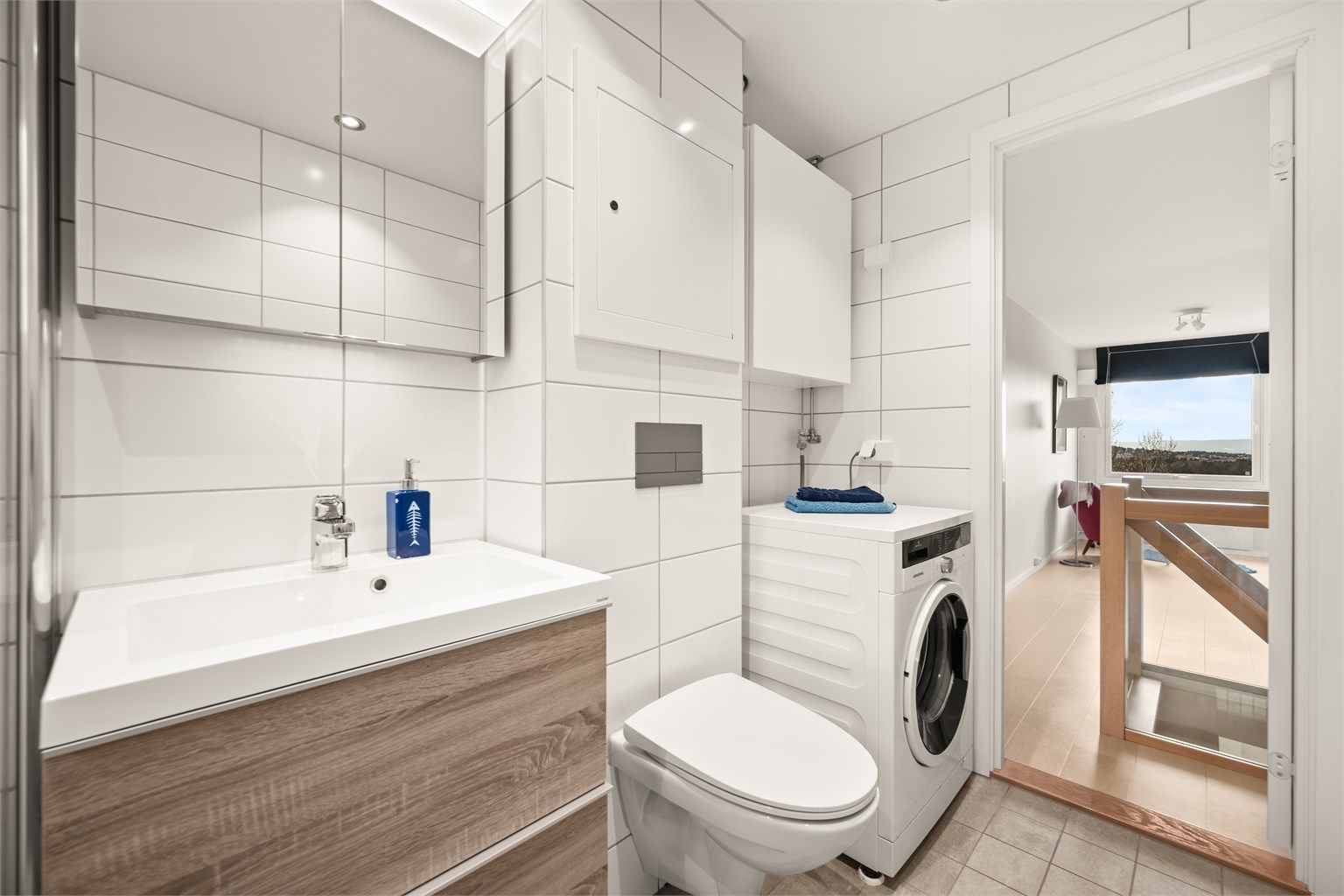 Det er opplegg for vaskemaskin, og rør-i-rør-systemet er tilgjengelig via fordelerskap i veggen. Varmekabler i gulvet.