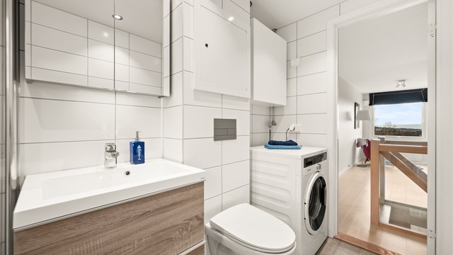 Det er opplegg for vaskemaskin, og rør-i-rør-systemet er tilgjengelig via fordelerskap i veggen. Varmekabler i gulvet.