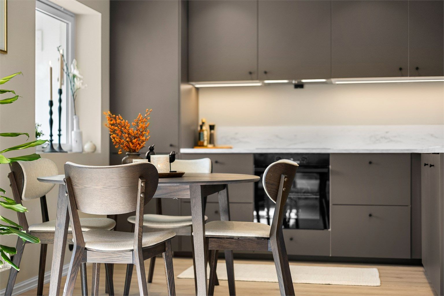 Praktisk spiseplass i tilknytning til kjøkkenet gjør dette til et naturlig samlingspunkt i boligen. Stue- og kjøkkenarealet måler til sammen romslige 22,4 kvm.