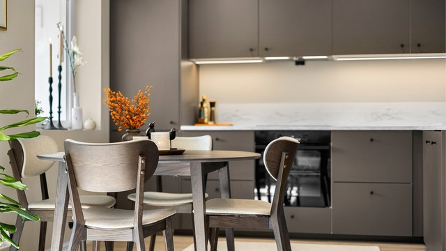 Praktisk spiseplass i tilknytning til kjøkkenet gjør dette til et naturlig samlingspunkt i boligen. Stue- og kjøkkenarealet måler til sammen romslige 22,4 kvm.