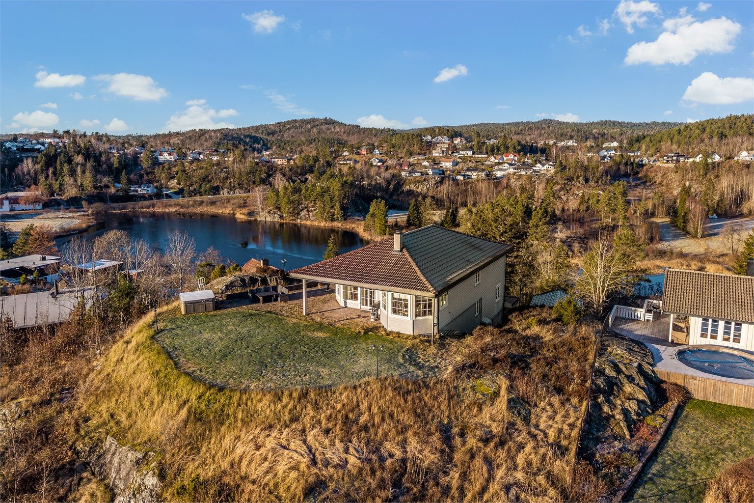 Fra eiendommen er det også utsikt til Thorsdaltjenna.