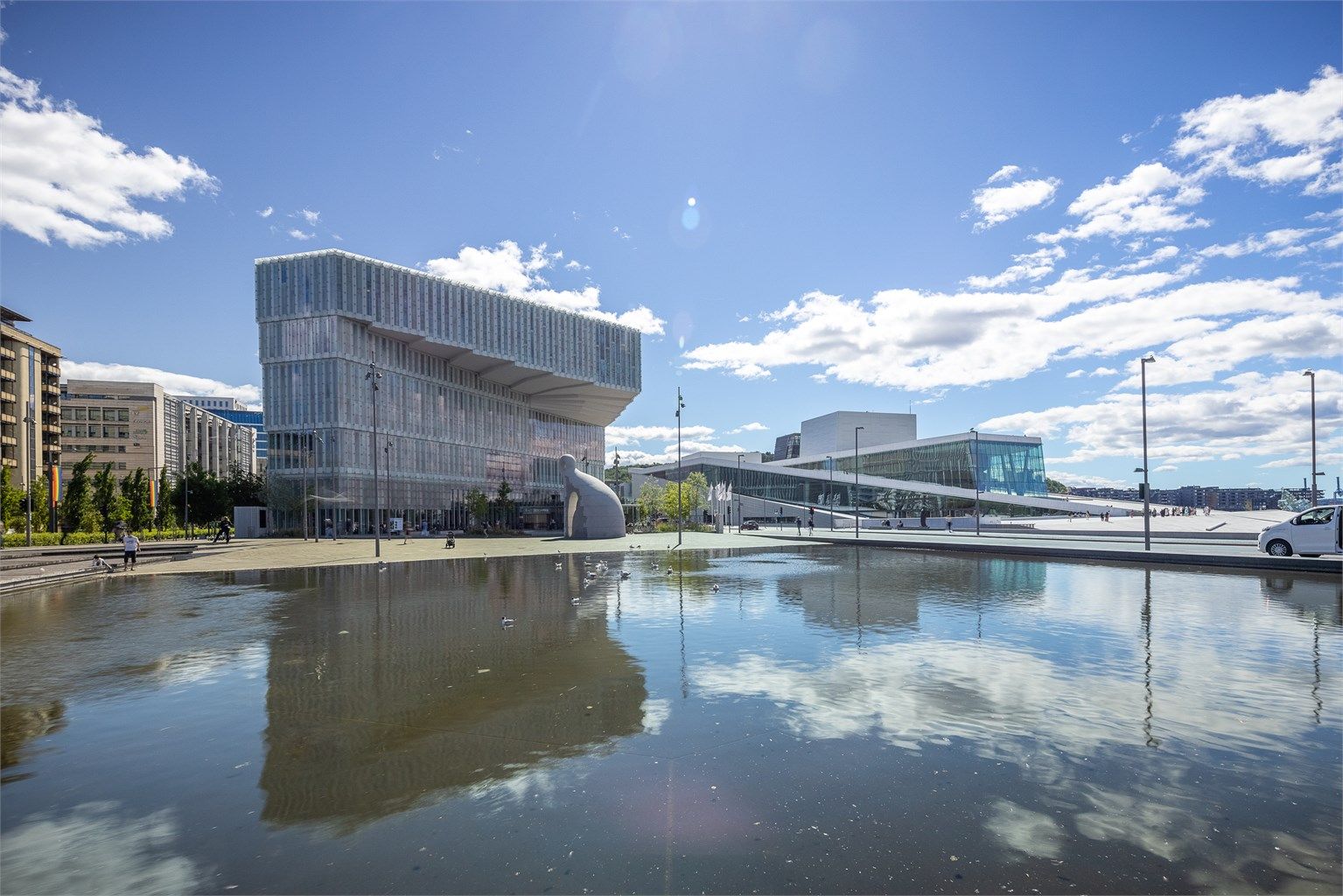 Bare en kort spasertur unna ligger Bjørvika, med Munchmuseet, badeplasser og et variert utvalg av kultur- og serveringstilbud.