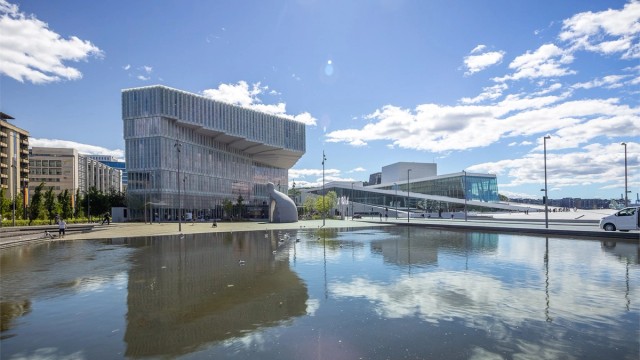 Bare en kort spasertur unna ligger Bjørvika, med Munchmuseet, badeplasser og et variert utvalg av kultur- og serveringstilbud.