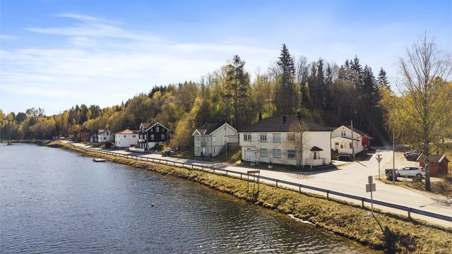 Beliggende ved Telemarkskanalen.
