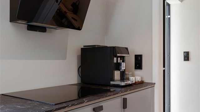 Det er montert kjøkkenventilator med avtrekk ut og komfyrvakt for ekstra sikkerhet.
