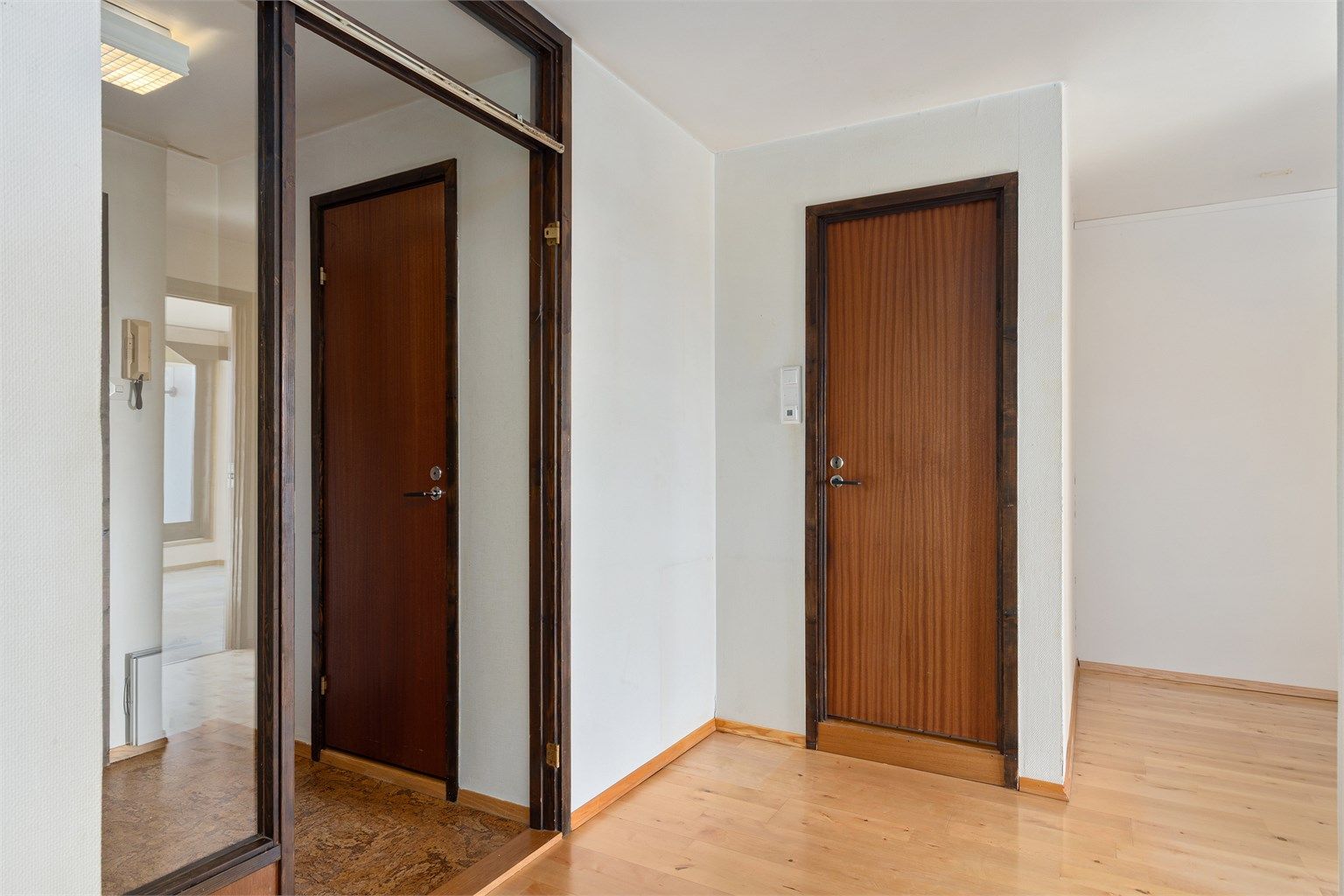 Dør fra entréen til toalettrommet og fra gangen til baderommet