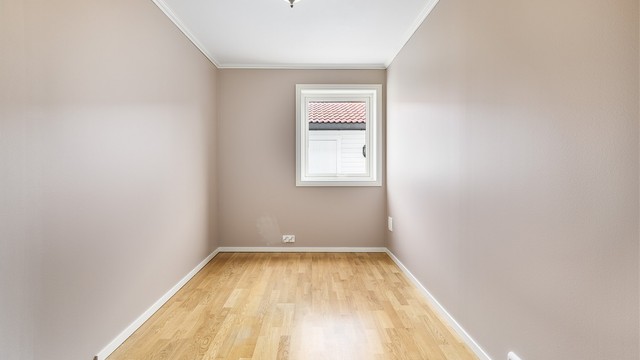 Med ca. 7 kvm. gulvflate er soverom II et naturlig og velfungerende barnerom.