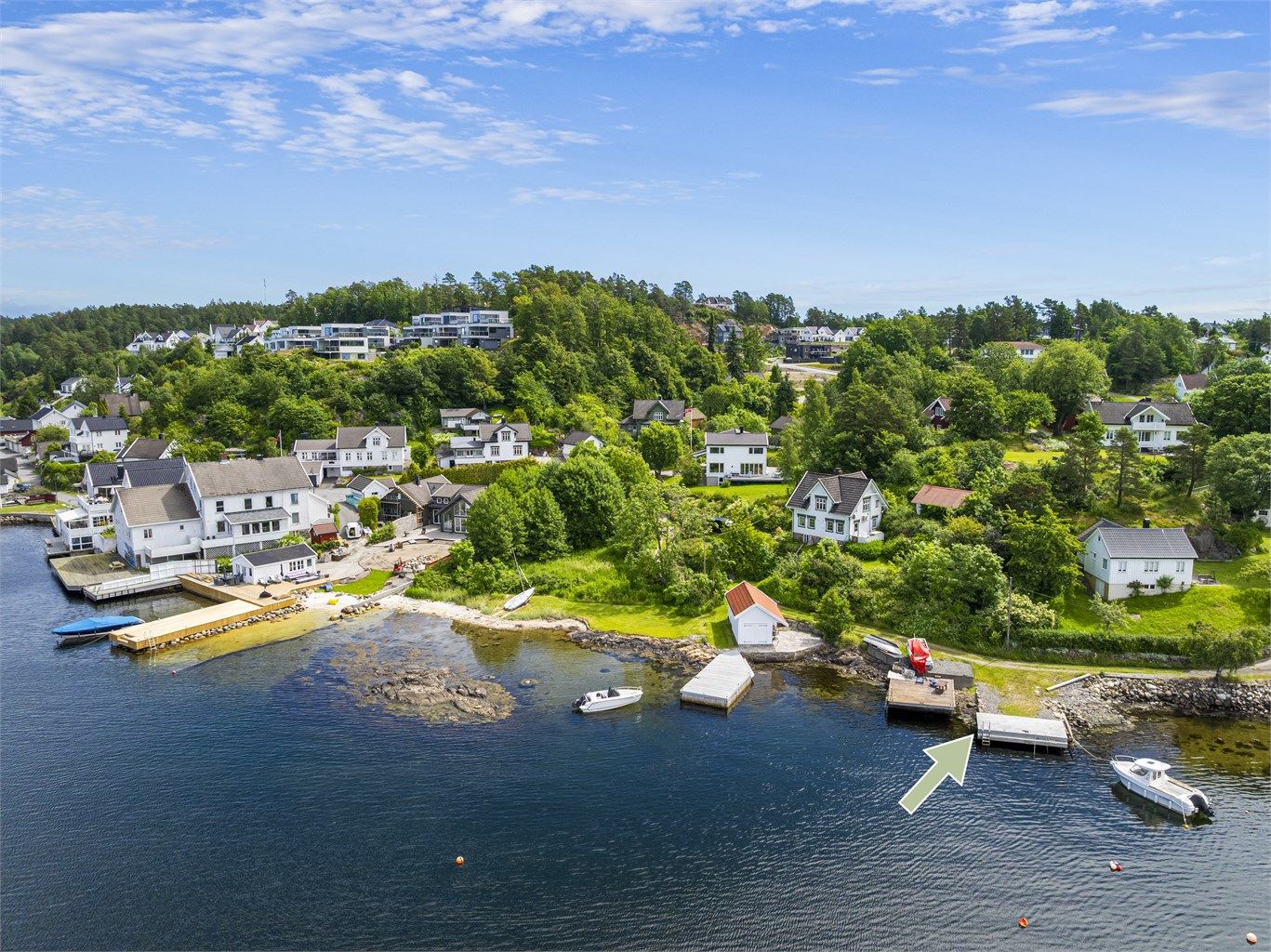 Nærområdet byr på flotte turområder og umiddelbar nærhet til sjøen. 