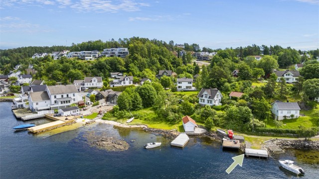 Nærområdet byr på flotte turområder og umiddelbar nærhet til sjøen.