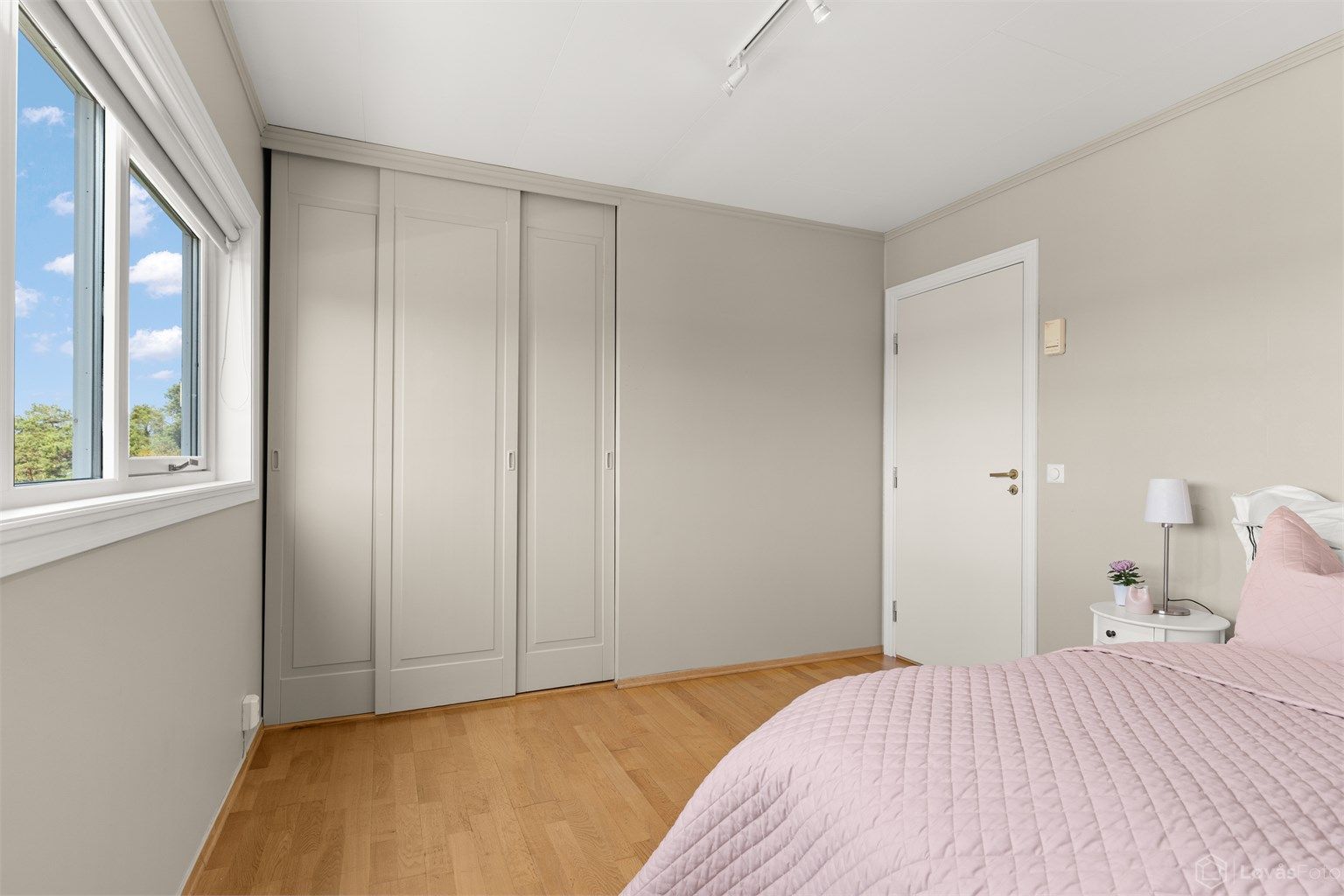 Soverom 1 med skyvedørsgarderobe