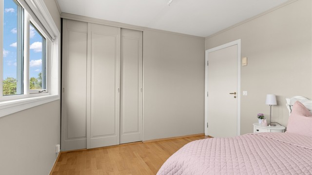 Soverom 1 med skyvedørsgarderobe