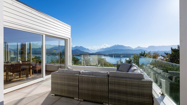 Sørvestvendt terrasse på ca. 19 kvm med glassrekkverk og utsikt mot Borgundfjorden.
Foto: Stian Wiik