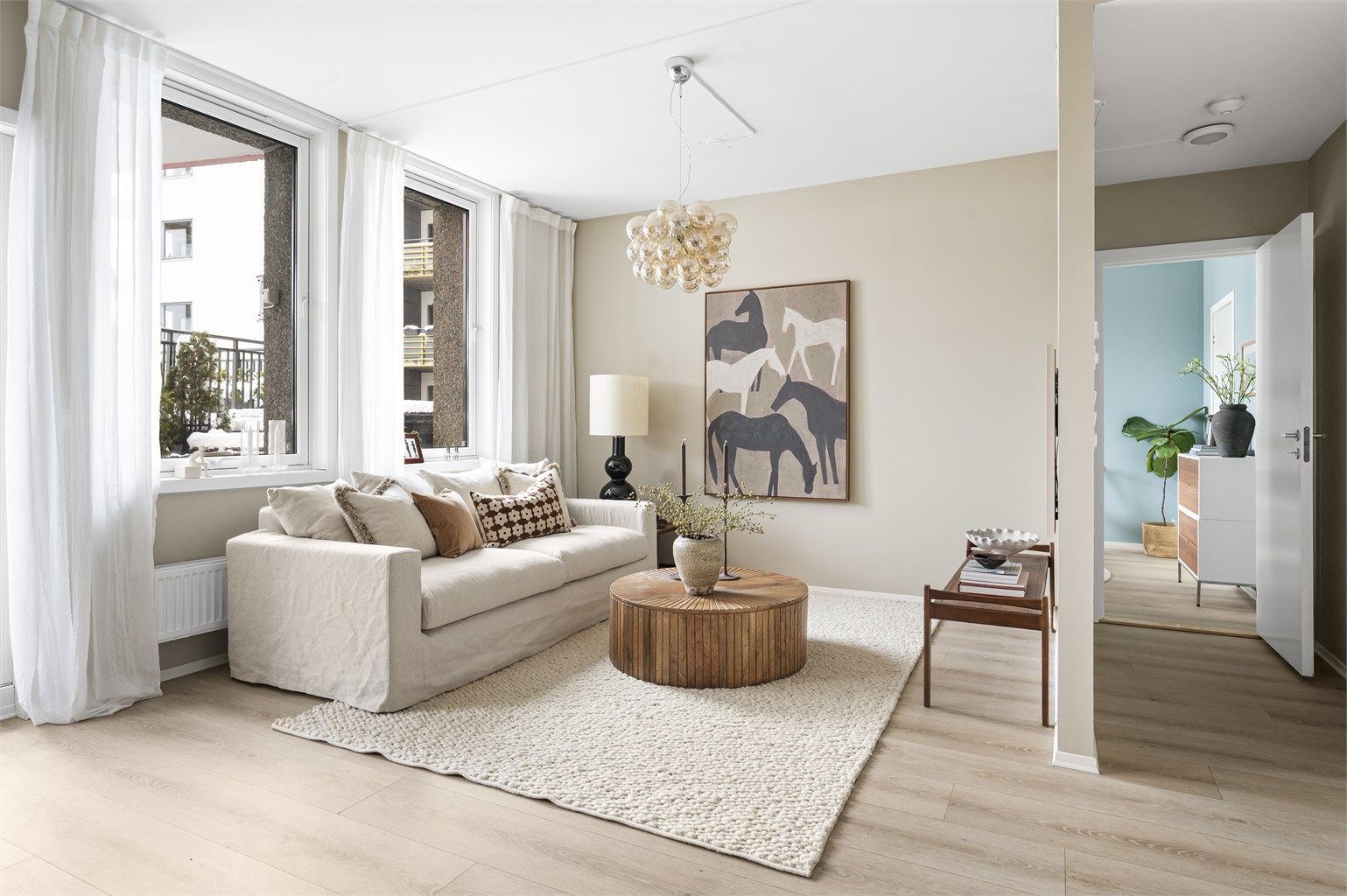 Tom Martinsen v/Krogsveen har gleden av å presentere en moderne og delikat 2-roms med en sjelden stor balkong og sentral, men rolig beliggenhet. 