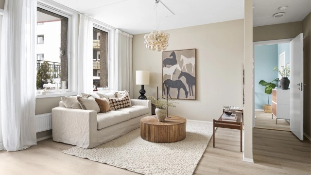 Tom Martinsen v/Krogsveen har gleden av å presentere en moderne og delikat 2-roms med en sjelden stor balkong og sentral, men rolig beliggenhet.