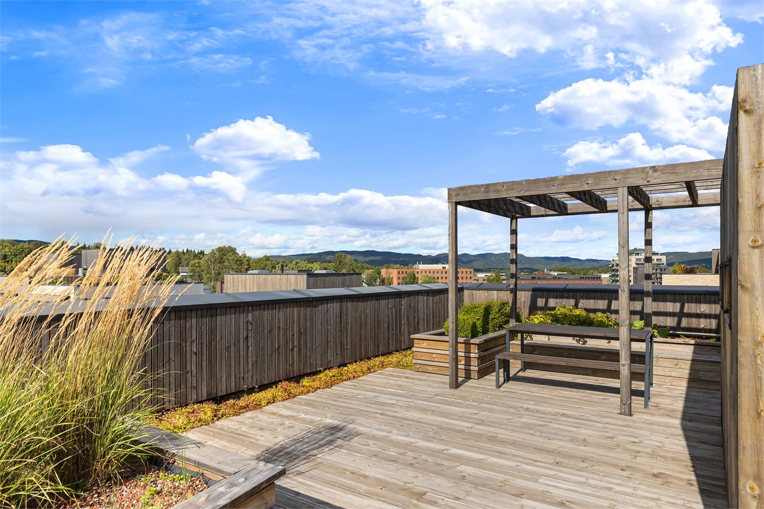 Sameiet har flere flotte, felles takterrasser med sittegrupper og beplantning.