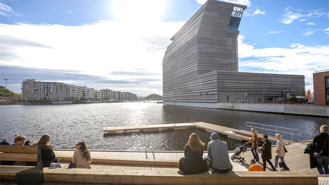 Til tross for de rolige og grønne omgivelsene er byen aldri langt unna. Bussen tar deg til Bjørvika på rundt 8 minutter.