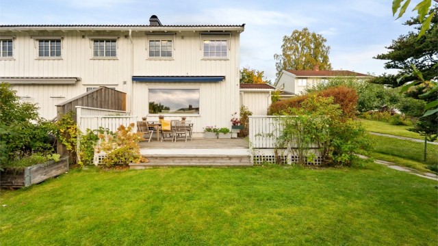 Dette er en meget fin, oppgradert og innholdsrik halvpart av tomannsbolig over tre plan, med en attraktiv og barnevennlig beliggenhet på Eiksmarka