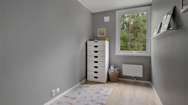 Soverom 2 - god plass til seng - fungerer perfekt som et barnerom/gjesterom - vindu orientert mot øst mot grøntområde