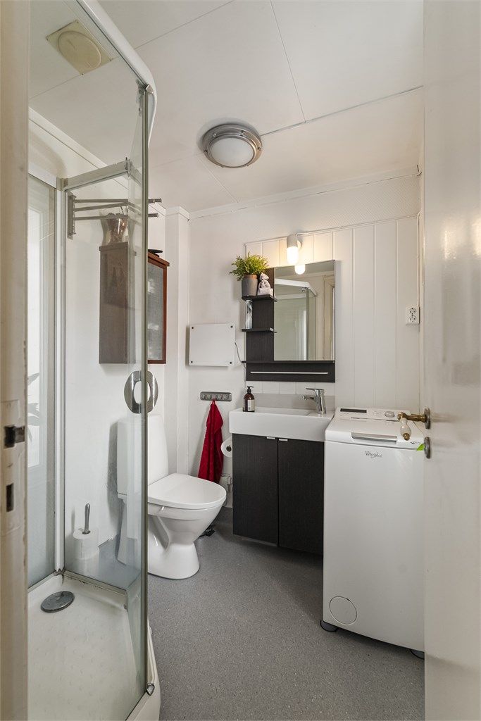 Badet i utleiedelen ble utbedret i 2025 med nytt belegg, sluk og røropplegg. Her er det også opplegg for vaskemaskin.