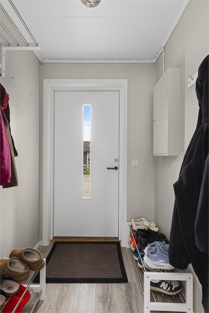 Entré med ny inngangsdør.
