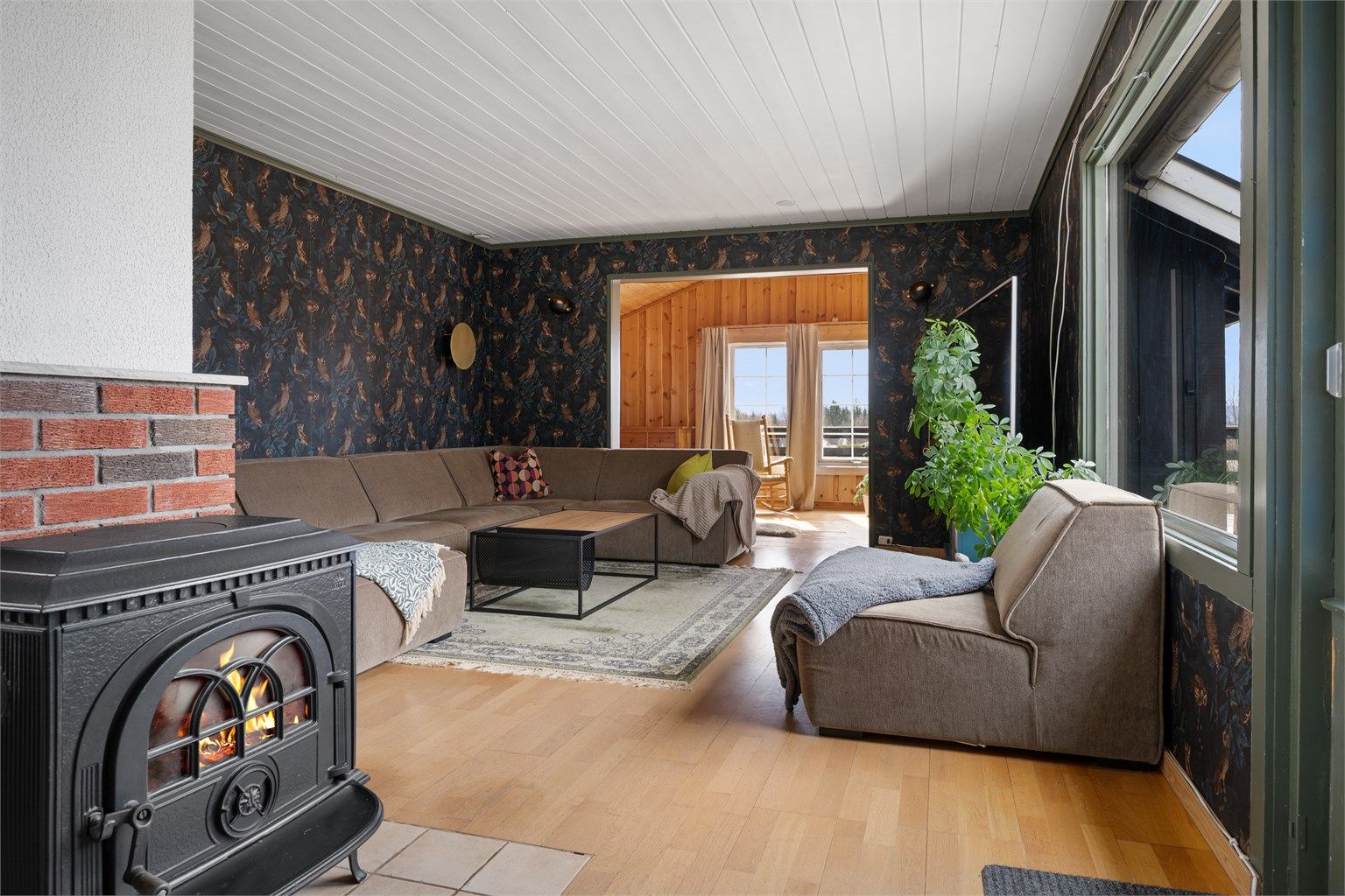 En peisovn gir ekstra varme og hygge i stuedelen.
