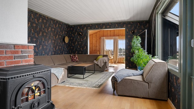 En peisovn gir ekstra varme og hygge i stuedelen.