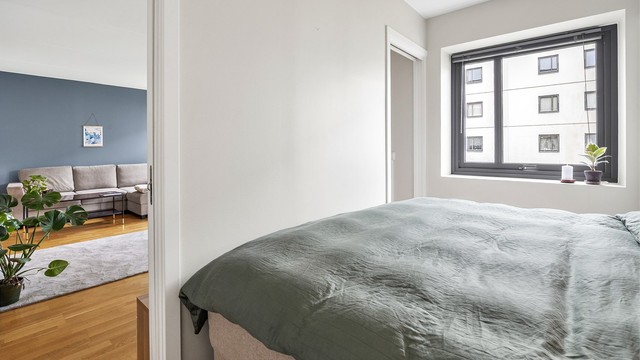 3-stavs parkett på gulv, malte vegger og malt himling på soverom.