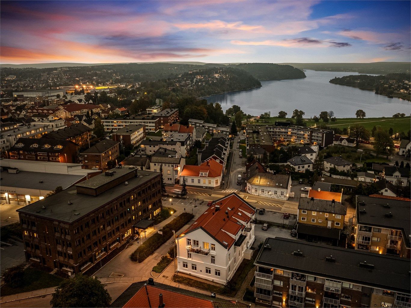 Velkommen til flotte Glengsgata 20. Togstasjonen og bykjernen er en kort rusletur unna, det samme er vakre friområder langs vannet i Glengshølen.